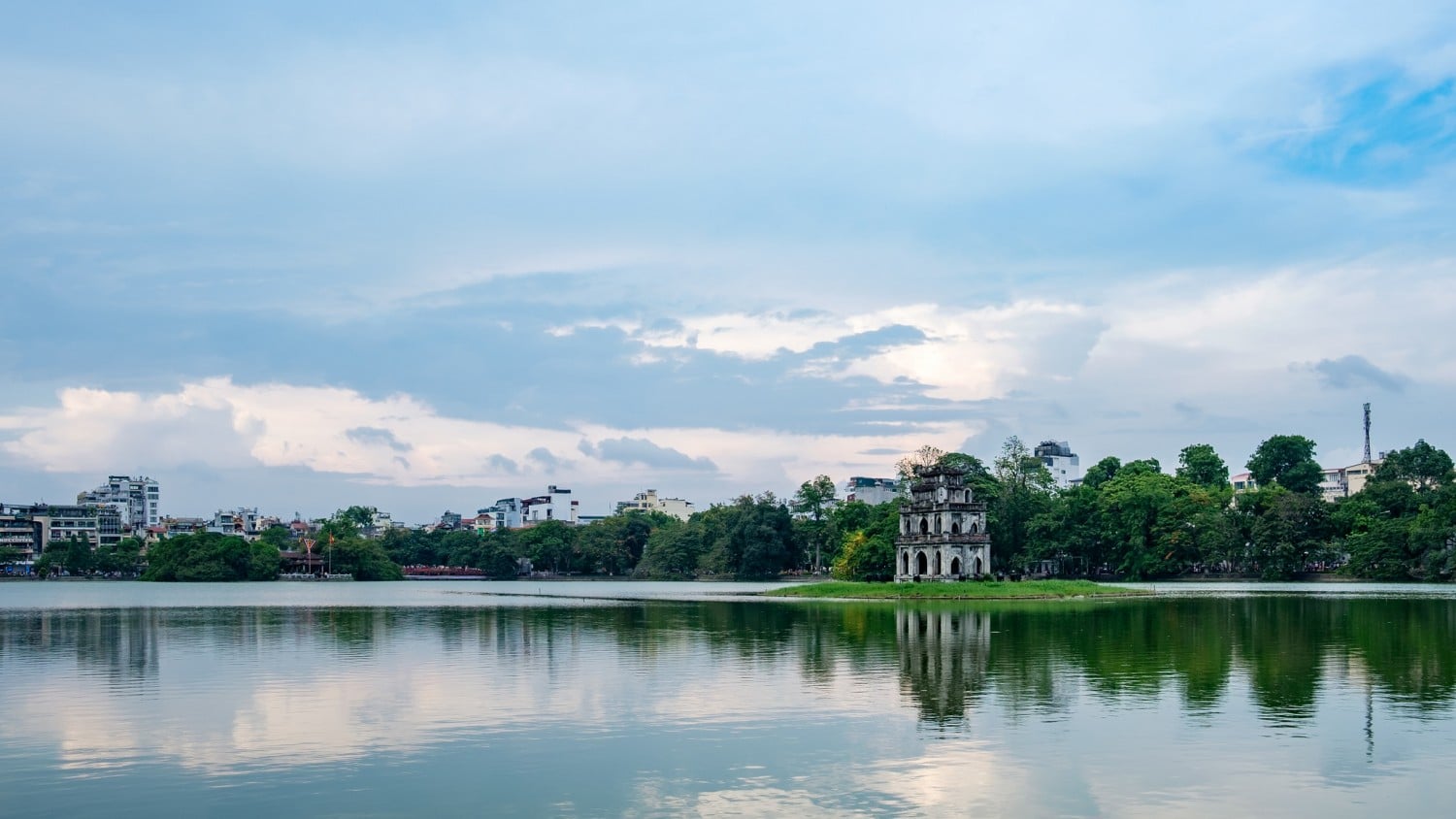 hoan kiem lake - one of the best things to do in Hanoi.