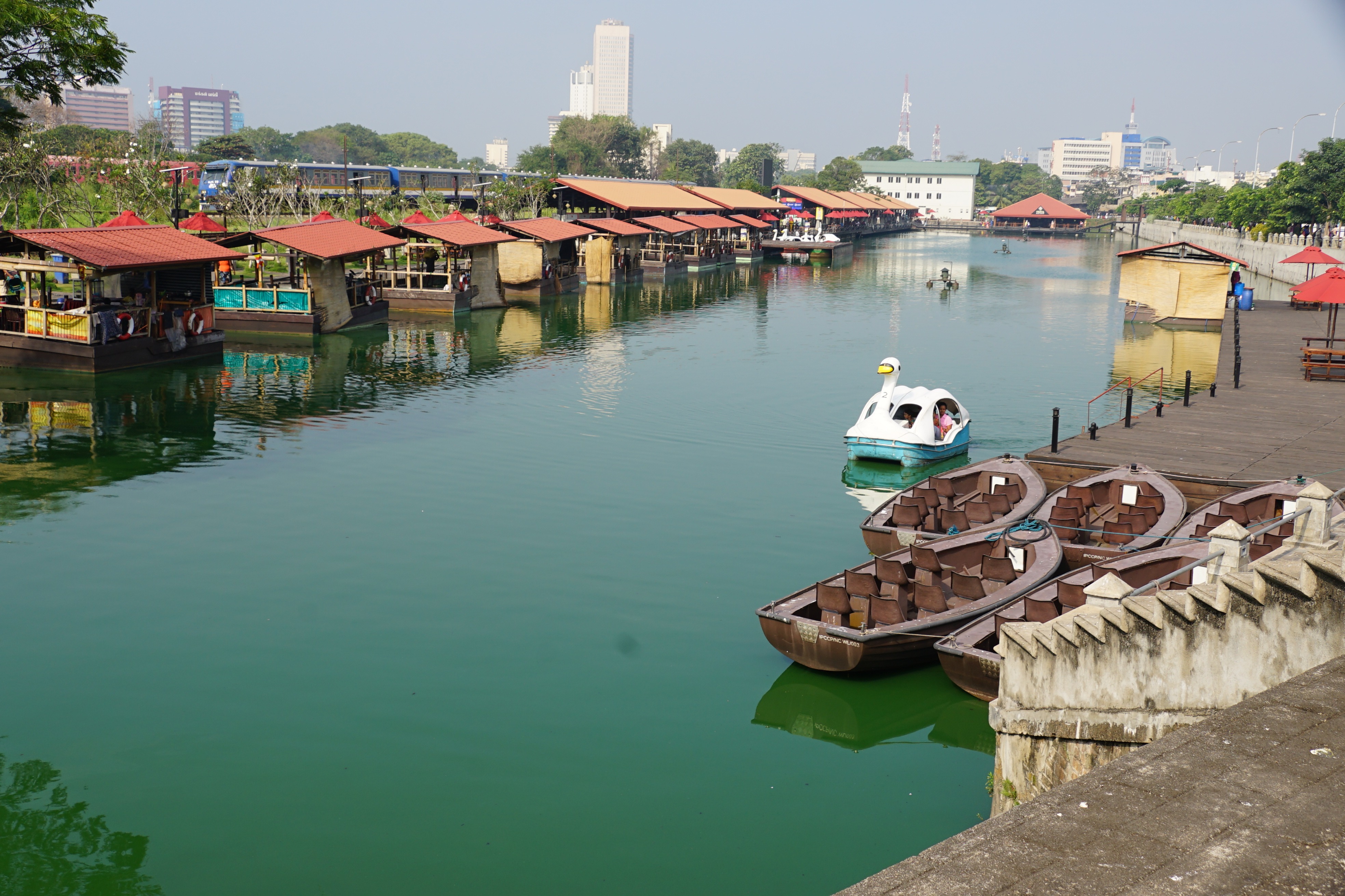 pettah floating market