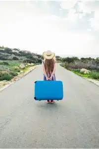 Packing to move abroad? 11 packing hacks and packing tips you need to read #travel #lifegoals #packingtips (1)