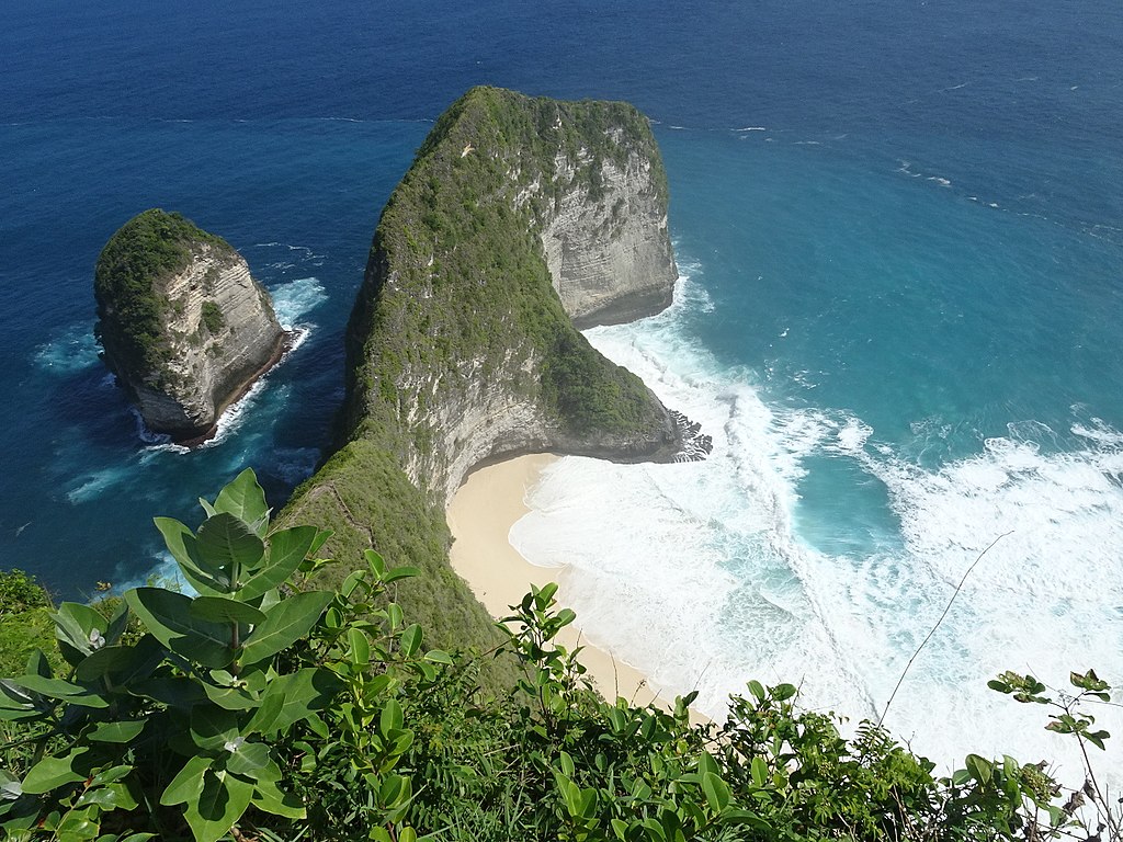 Temeling Cliff Nusa Penida - Best Things to do in Bali. Beautiful beaches, gorgeous fashion and cultural Ubud #bali #traveldestinations #bucketlist #wanderlust