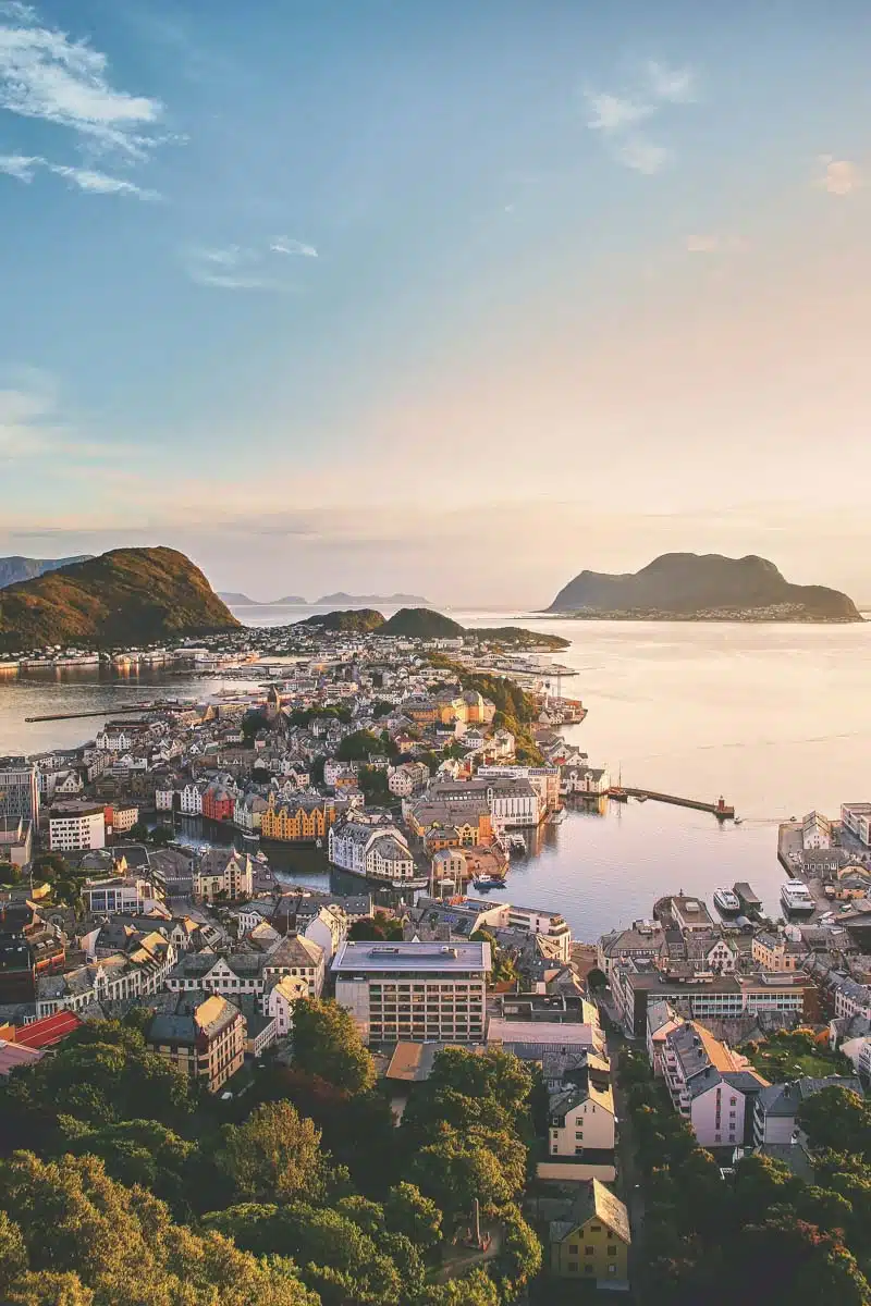 travel guides show norway