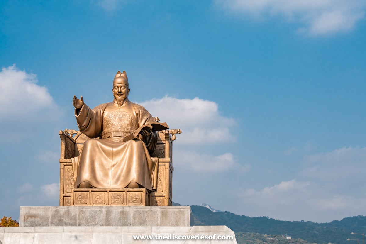 Statue at Gwanghwamun Square 