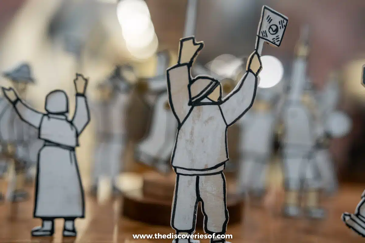Painted cut-out figures waving Korean flags in an independence movement display at the Mokpo Modern History Museum