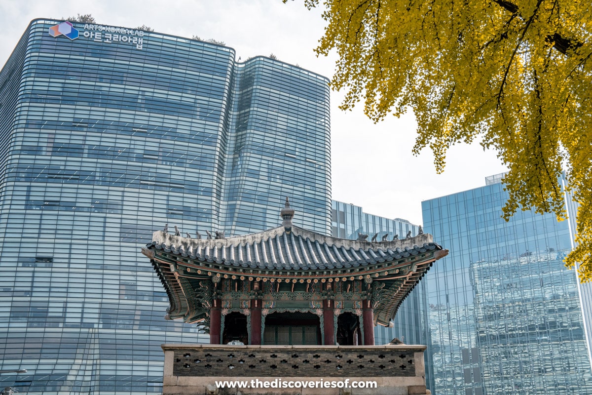 Old and new buildings in Seoul 