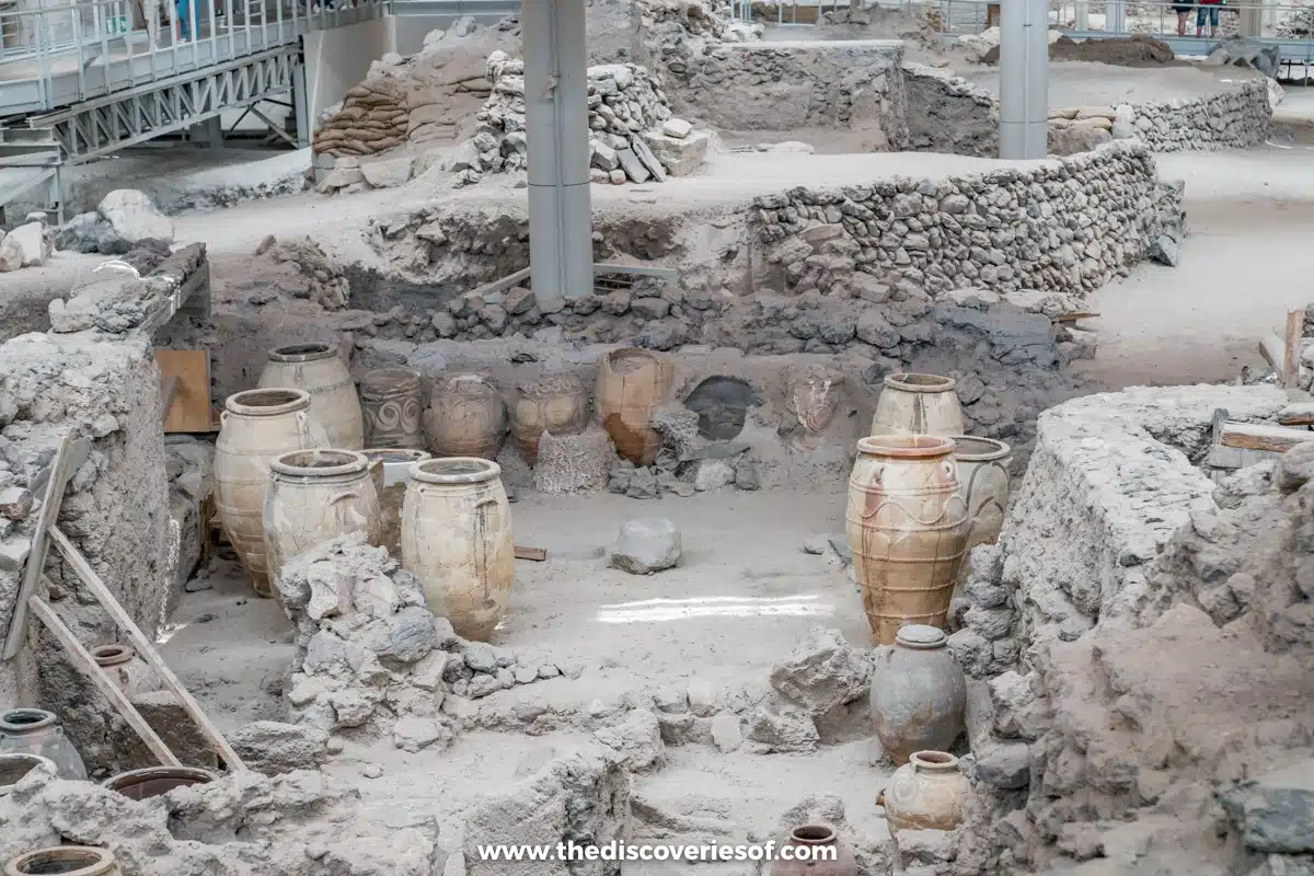 Pots and walls in the ancient site