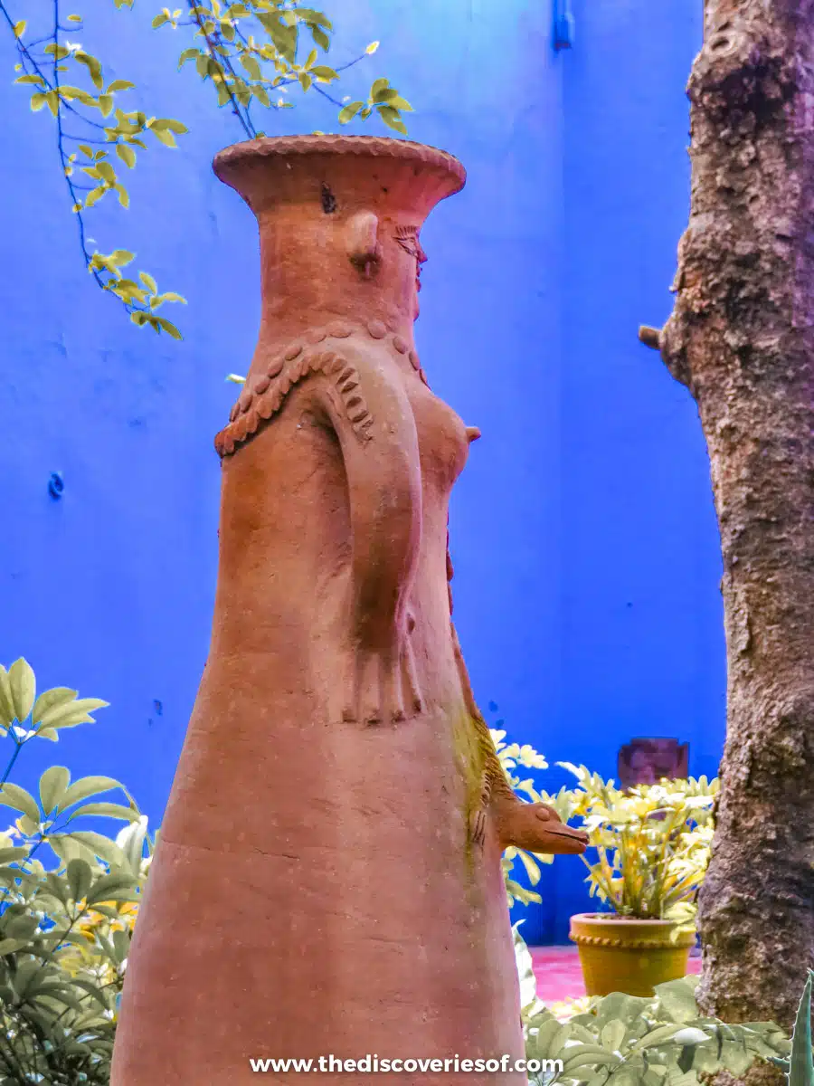 Statue in casa azul
