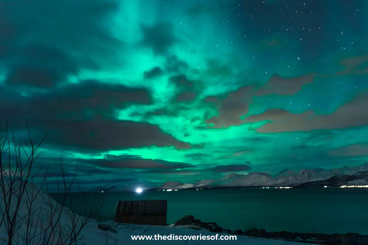 The red boathouse at Oldervik gives the sky a focal point: f/2.8, 10 seconds, ISO 1250