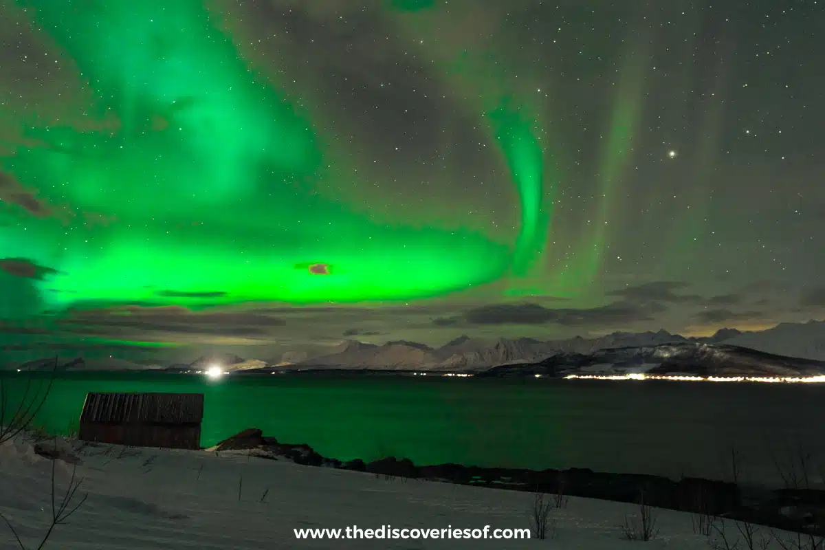 A big, bright display at Oldervik: f/2.8, 10 seconds, ISO 1250