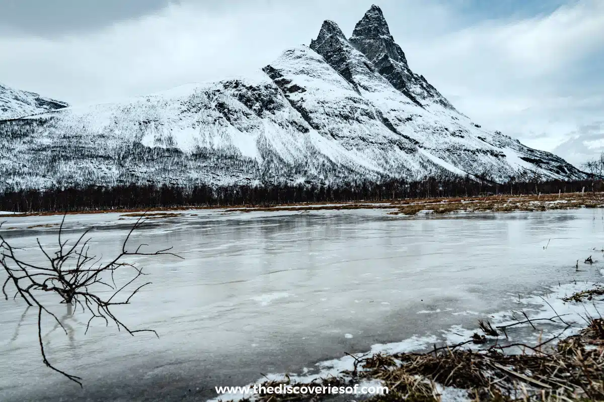 Otertind above the frozen river in Signaldalen