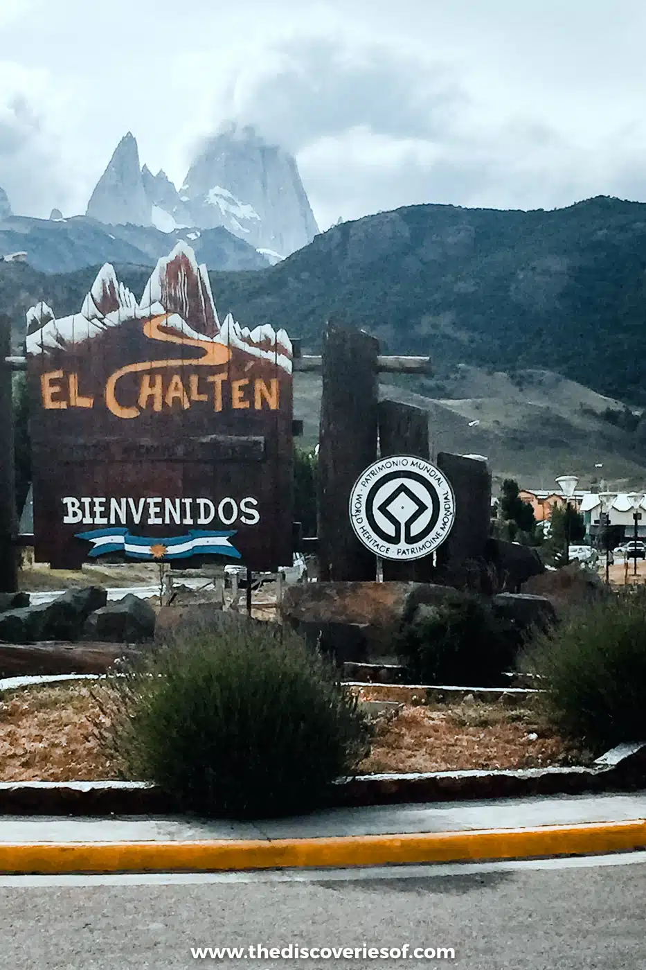 Bienvenidos sign at the entrance to El Chaltén with Fitz Roy behind, Argentina