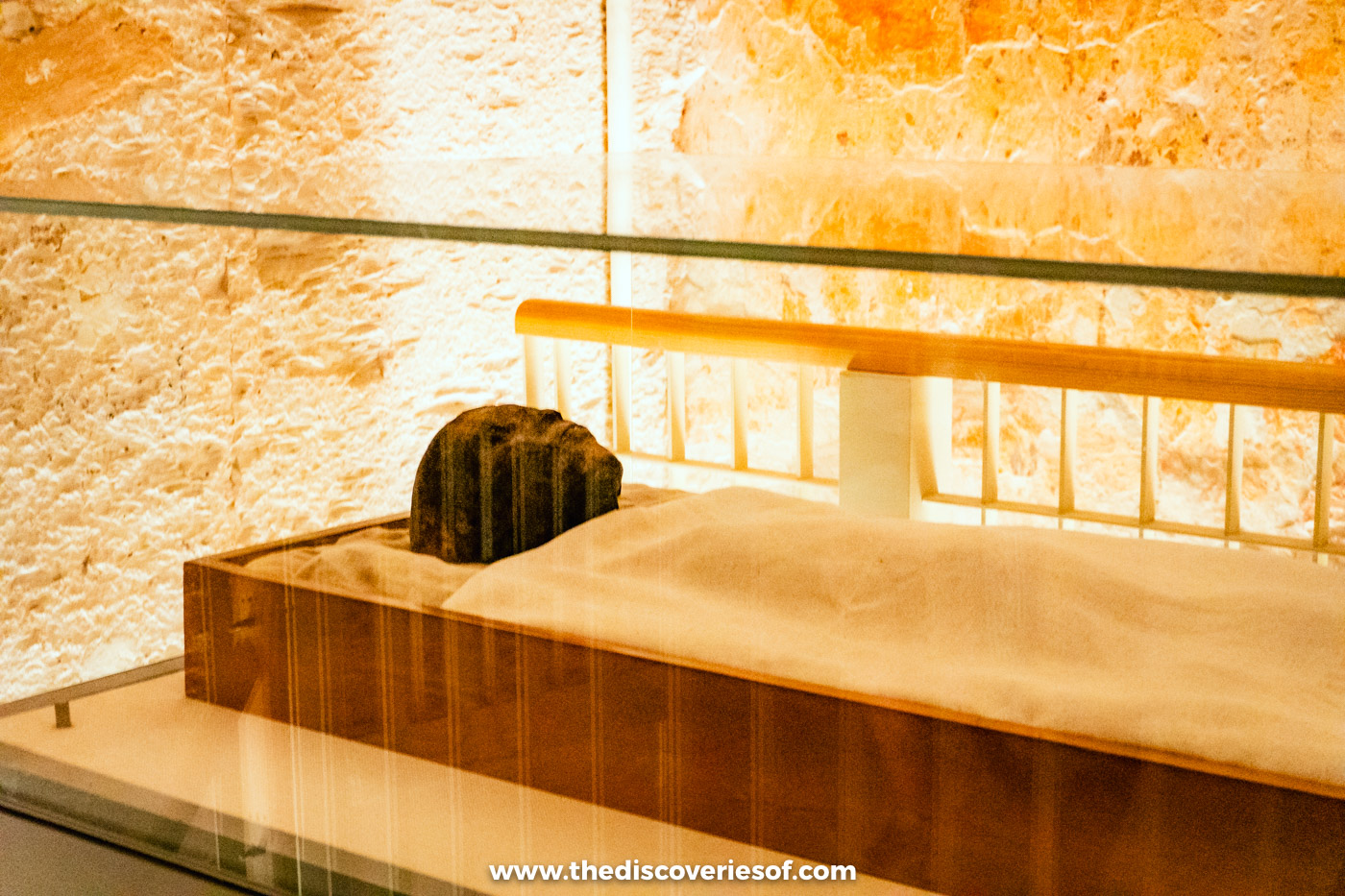Tutankhamun's mummy lying under a linen sheet in its glass case in tomb KV62, Valley of the Kings, Luxor