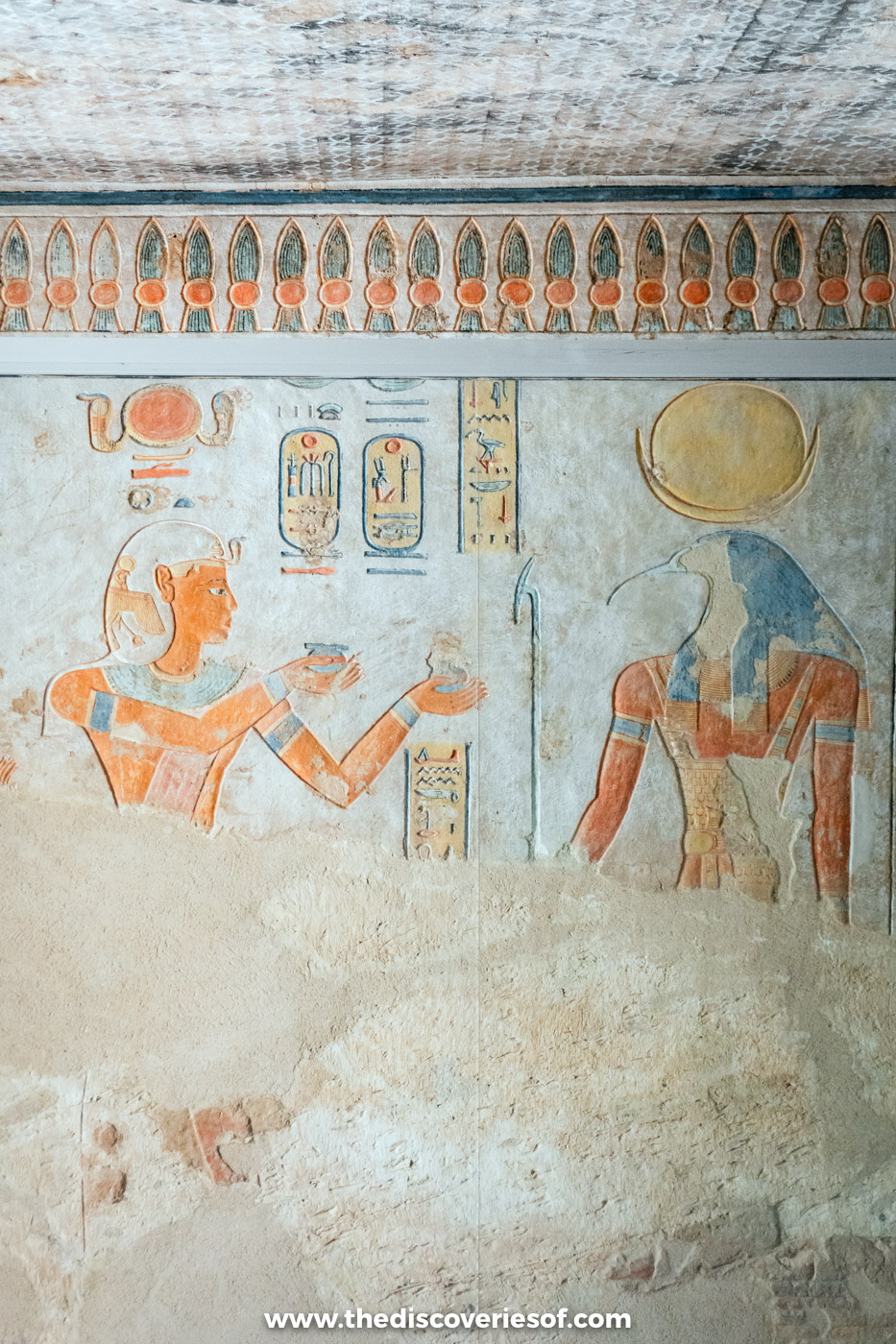 Painted scene of Ramses III offering to the ibis-headed god Thoth below a frieze in tomb QV44, Luxor
