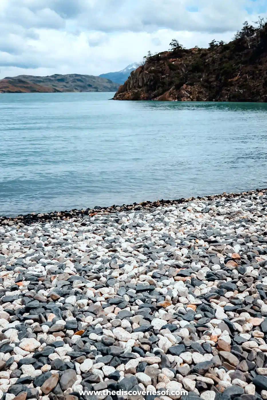 Pebbles on the shore of turquoise Lago Nordenskjöld, Torres del Paine, Chile